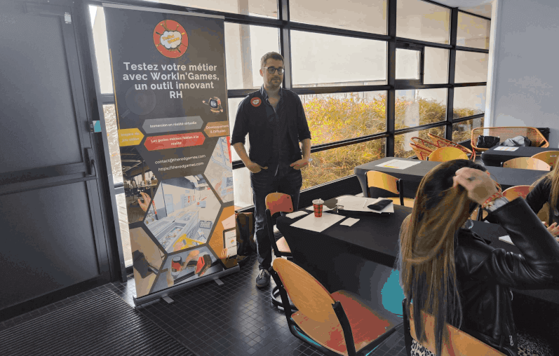 Animateur donnant les instructions pour l’utilisation des casques de réalité virtuelle lors d’une activité de team building