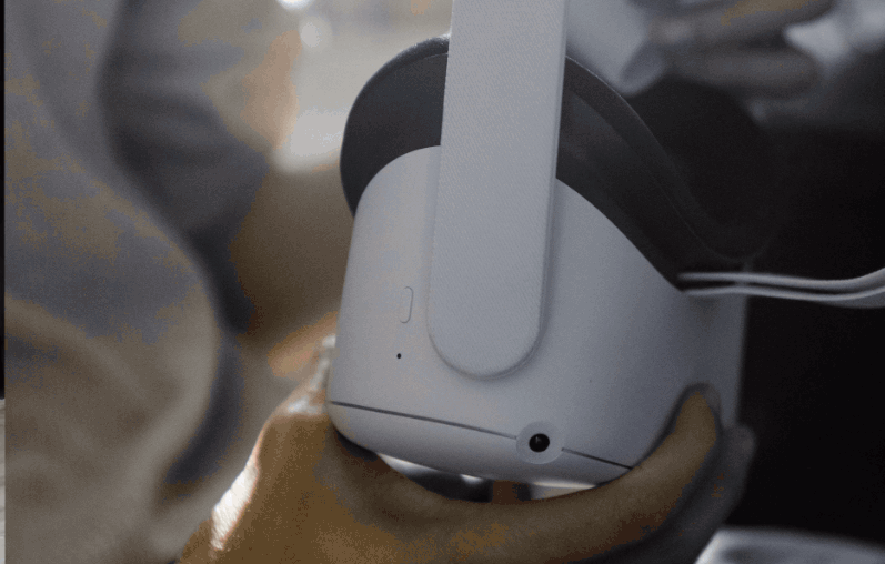 Personne tenant un casque VR meta quest 2