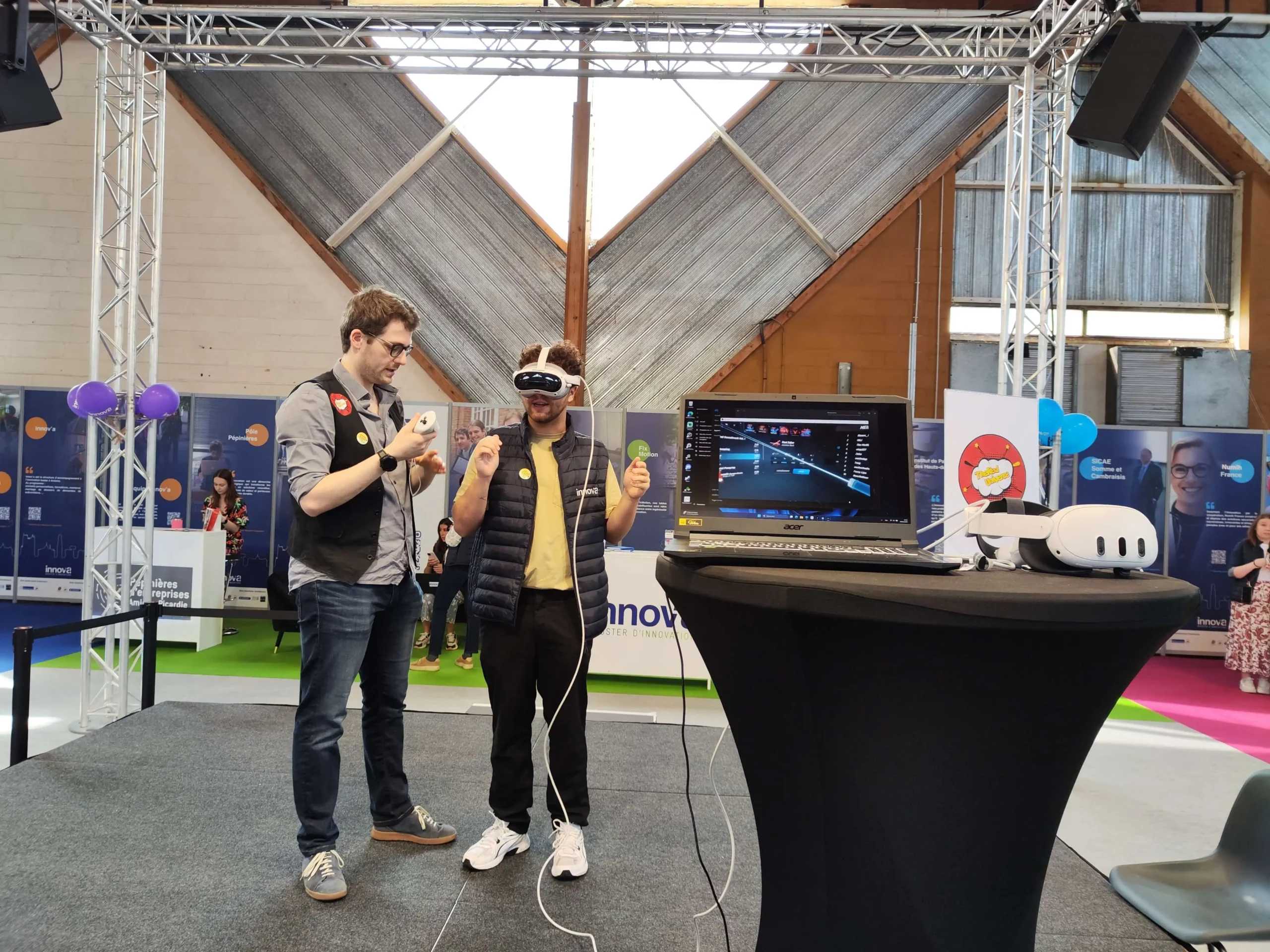 Participant qui teste la réalité virtuelle lors d'un salon professionnel