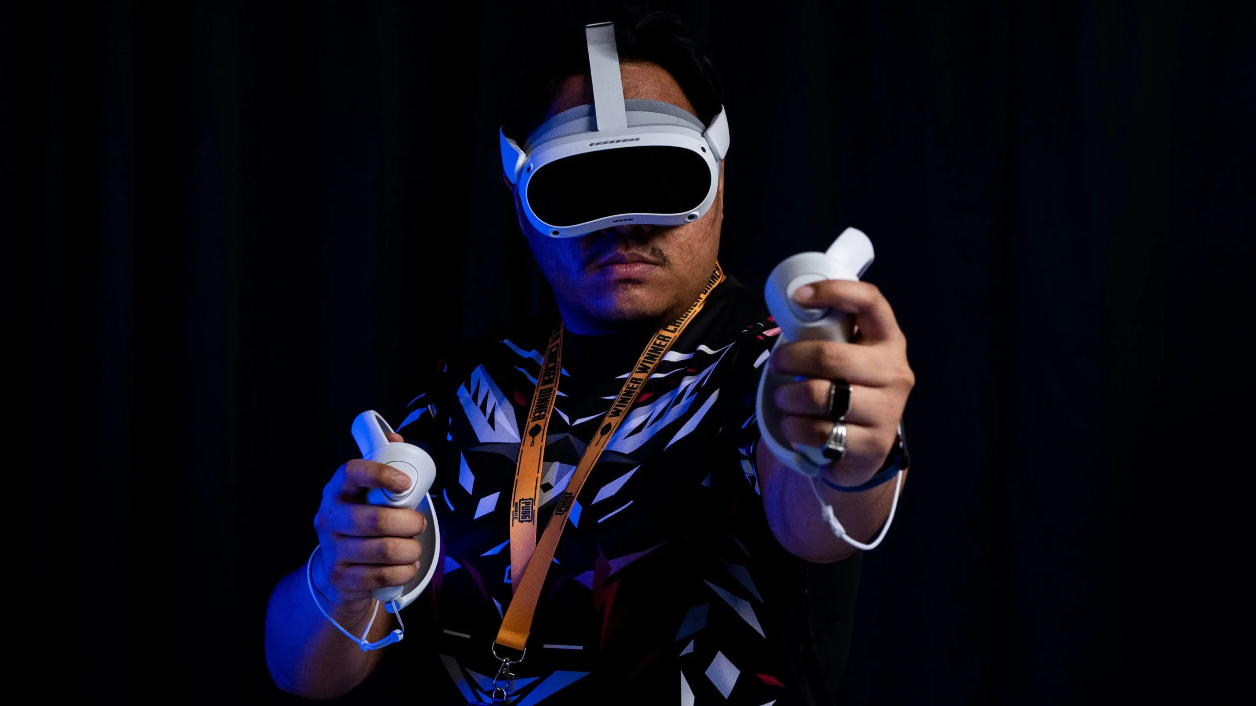 Personne en immersion avec un casque VR Pico 4