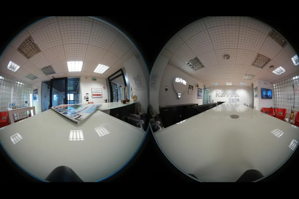 Gros plan sur deux lentilles de casque de réalité virtuelle illustrant le port d'un casque VR avec une vidéo 360.