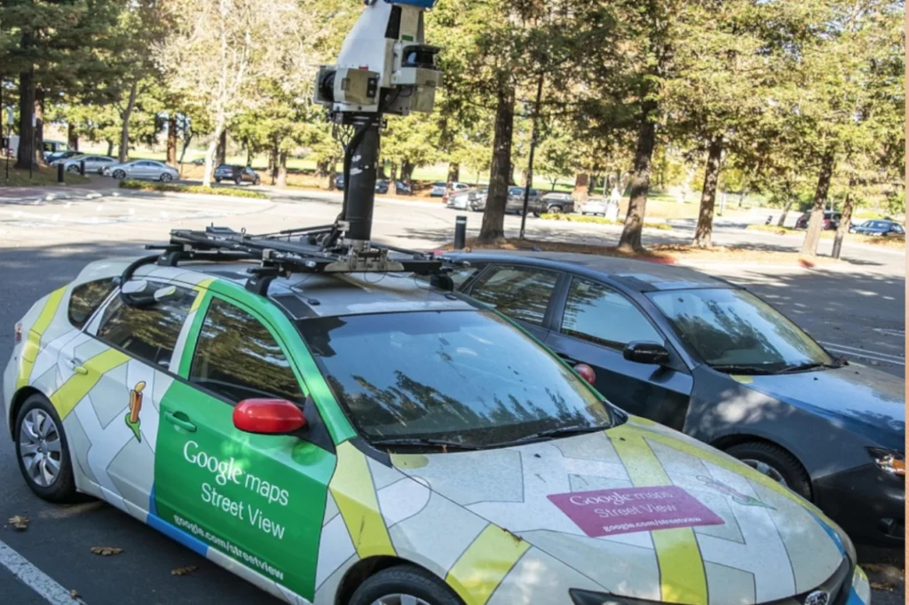 Voiture de Google Earth équipée de caméras panoramiques capturant des images 360VR pour la cartographie immersive.