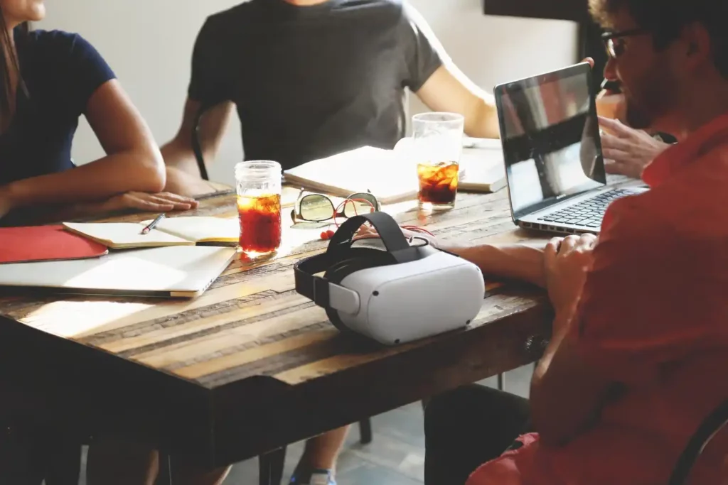 Équipe réunie autour d’un casque pour tester et valider une expérience en réalité virtuelle