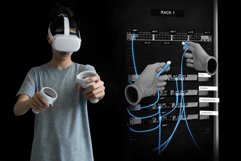 Personne utilisant un casque VR à côté d’une expérience immersive illustrant la rapidité de conception et l’optimisation des coûts proposées par une agence de réalité virtuelle